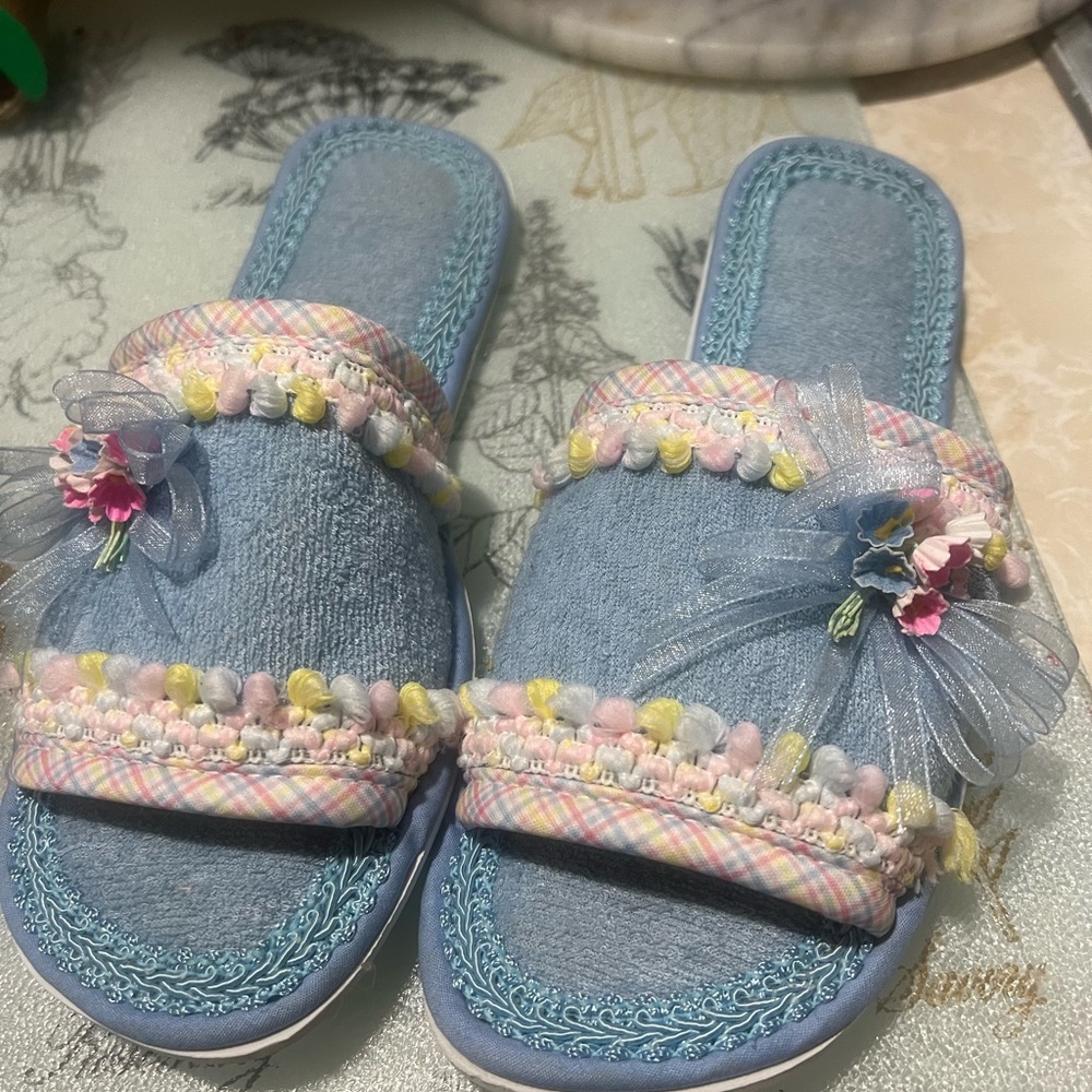 Light Blue Floral Embellished Women's Slide slippers vintage size 8-9